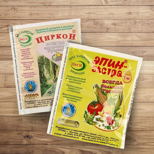 Пакетики циркона и эпина на деревянном столе